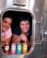 Enólogas Alejandra Trabazo (izq.) y Valentina Uranga (der.): creadoras de LaTiTa Wines